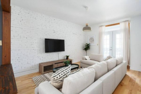 Chic Mile-End 3BR Getaway - Free Parking, Sleeps 8